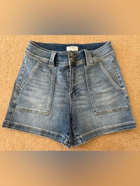 Avara Risen Jean shorts size medium in like new condition
